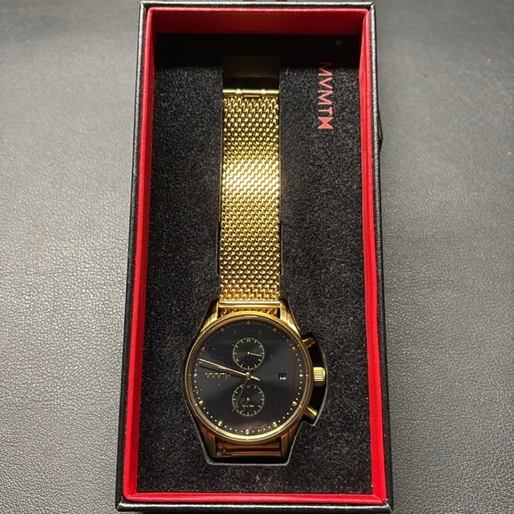 MVMT - Voyeger Eclipse Gold | 42MM
New - Picture 5 of 6